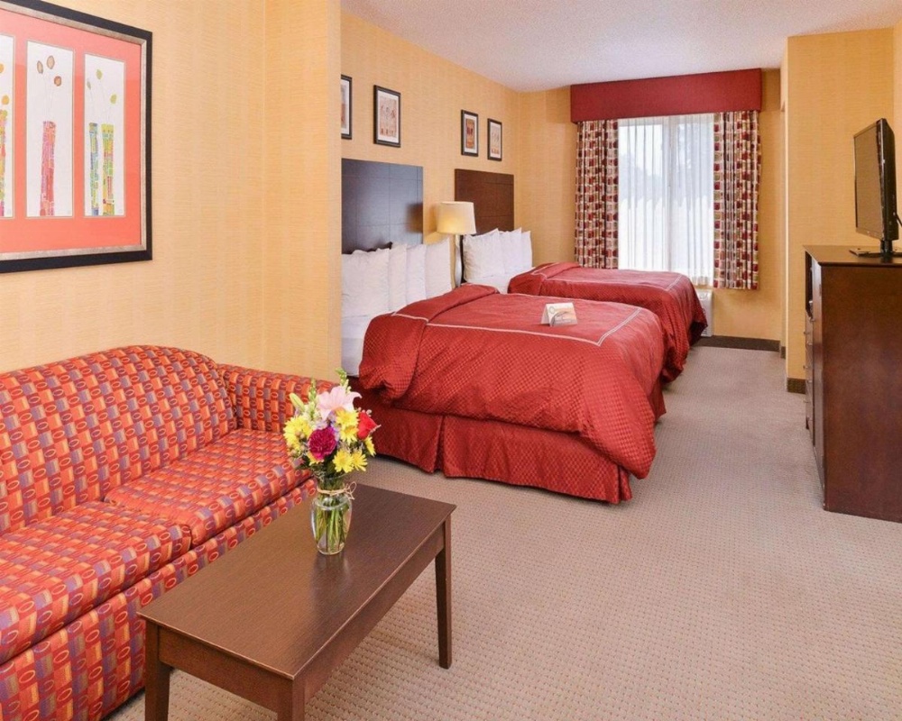 Queen Suite with Two Queen Beds and Sofa Bed - Non-Smoking