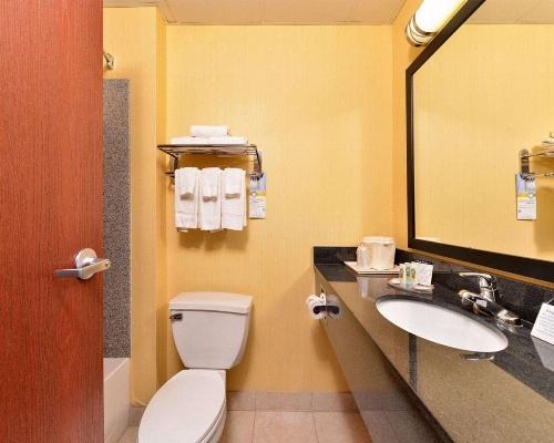 Quality Suites Stratford image 16